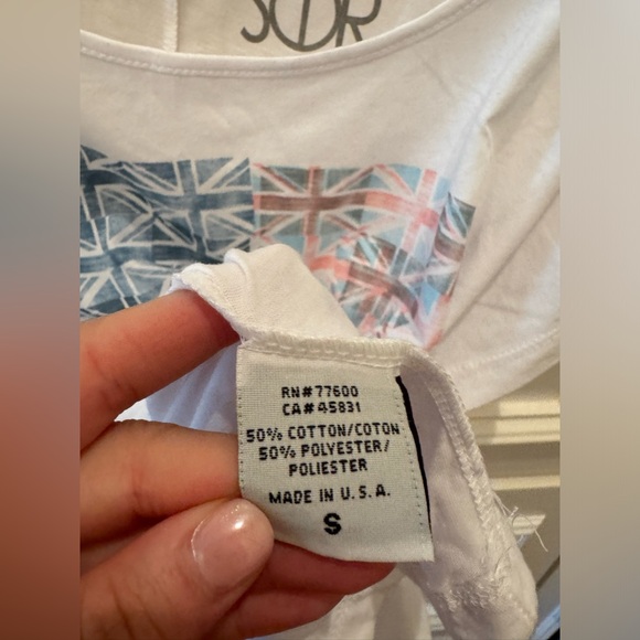 Chaser Small White Flag Top. ⚡️💗 - Picture 4 of 4